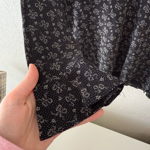 Patterned Women's Blouse with Ribbons 🎀 - Picture 4 of 4